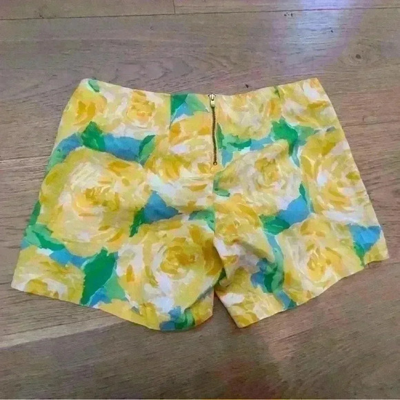 Lily Pulitzer Women’s Shorts. Yellow/blue flower print. Size 0. - Picture 4 of 6